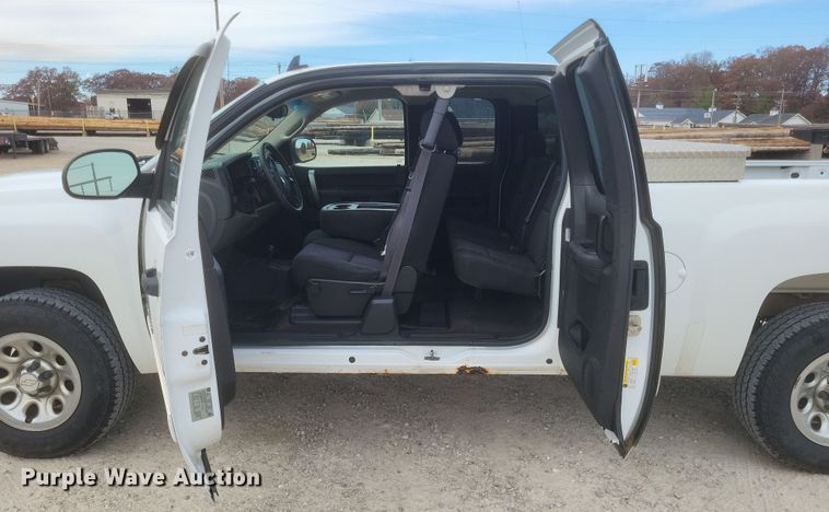 image for item MI9835 2011 Chevrolet Silverado 1500 LS  Ext. Cab pickup truck