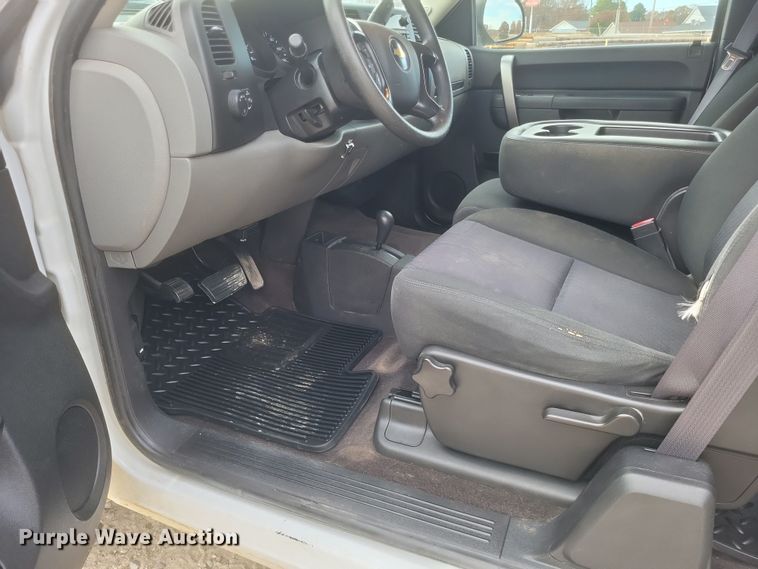 image for item MI9835 2011 Chevrolet Silverado 1500 LS  Ext. Cab pickup truck