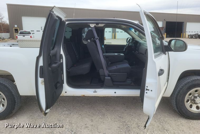 image for item MI9835 2011 Chevrolet Silverado 1500 LS  Ext. Cab pickup truck