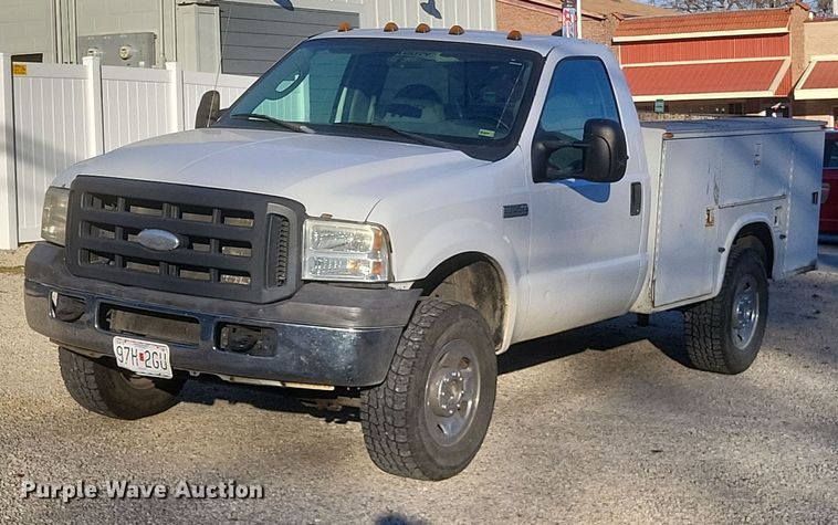 image for item MI9841 2005 Ford F350 Super Duty XL  utility bed pickup truck