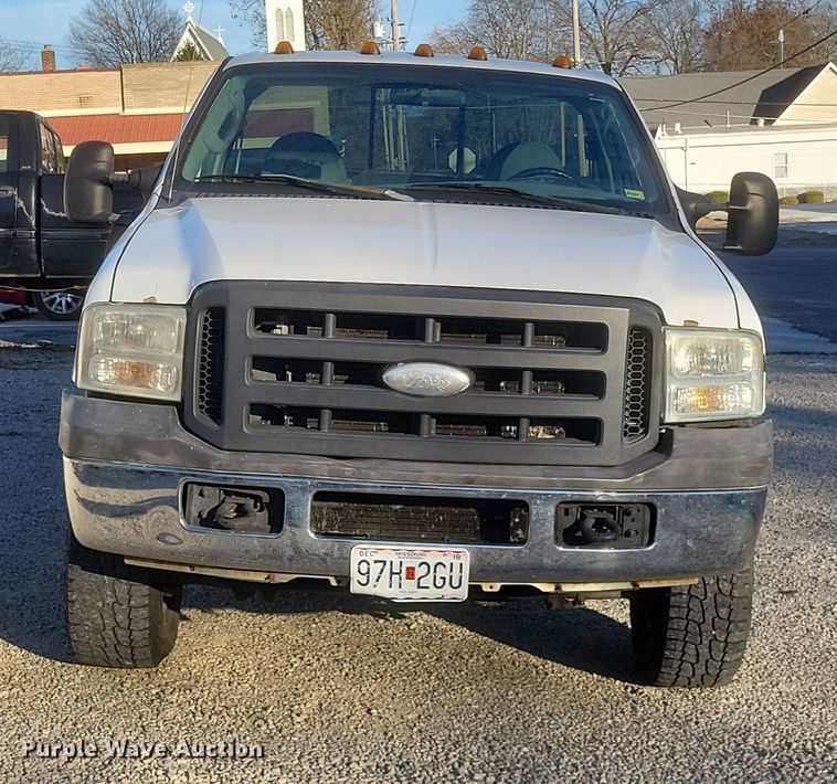 image for item MI9841 2005 Ford F350 Super Duty XL  utility bed pickup truck