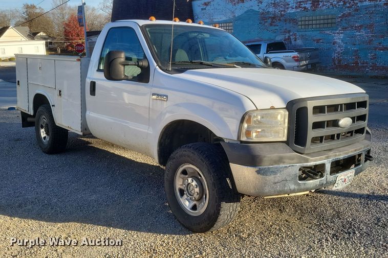 image for item MI9841 2005 Ford F350 Super Duty XL  utility bed pickup truck