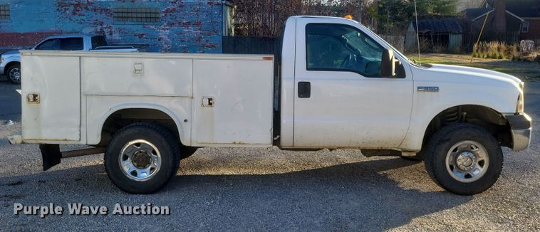 image for item MI9841 2005 Ford F350 Super Duty XL  utility bed pickup truck