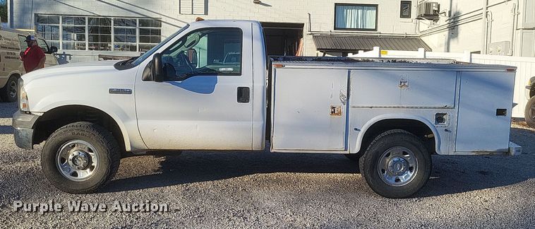 image for item MI9841 2005 Ford F350 Super Duty XL  utility bed pickup truck