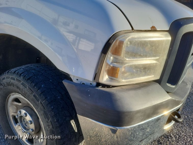 image for item MI9841 2005 Ford F350 Super Duty XL  utility bed pickup truck