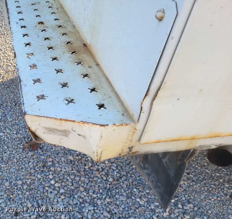 image for item MI9841 2005 Ford F350 Super Duty XL  utility bed pickup truck