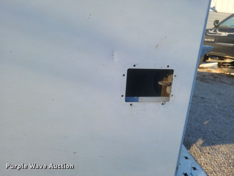 image for item MI9841 2005 Ford F350 Super Duty XL  utility bed pickup truck