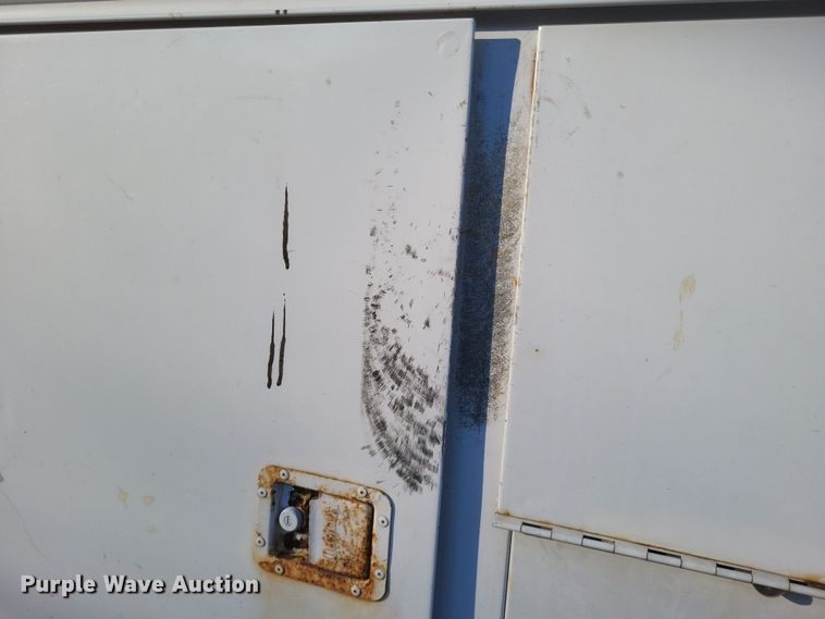 image for item MI9841 2005 Ford F350 Super Duty XL  utility bed pickup truck