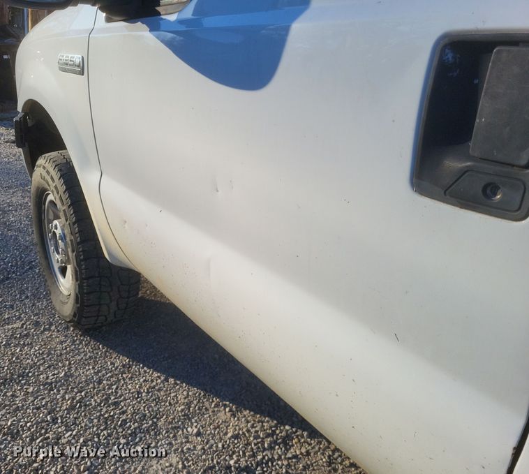 image for item MI9841 2005 Ford F350 Super Duty XL  utility bed pickup truck