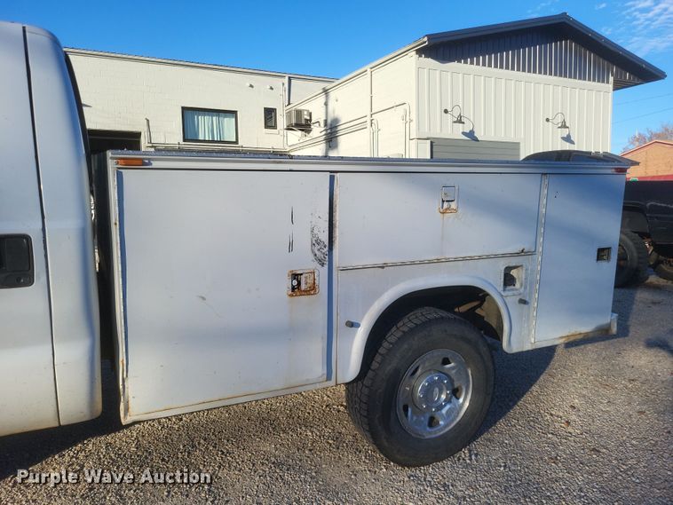 image for item MI9841 2005 Ford F350 Super Duty XL  utility bed pickup truck