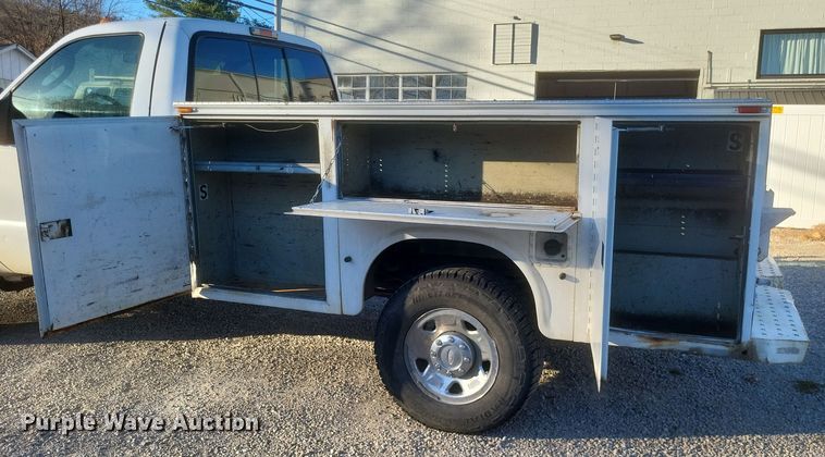 image for item MI9841 2005 Ford F350 Super Duty XL  utility bed pickup truck