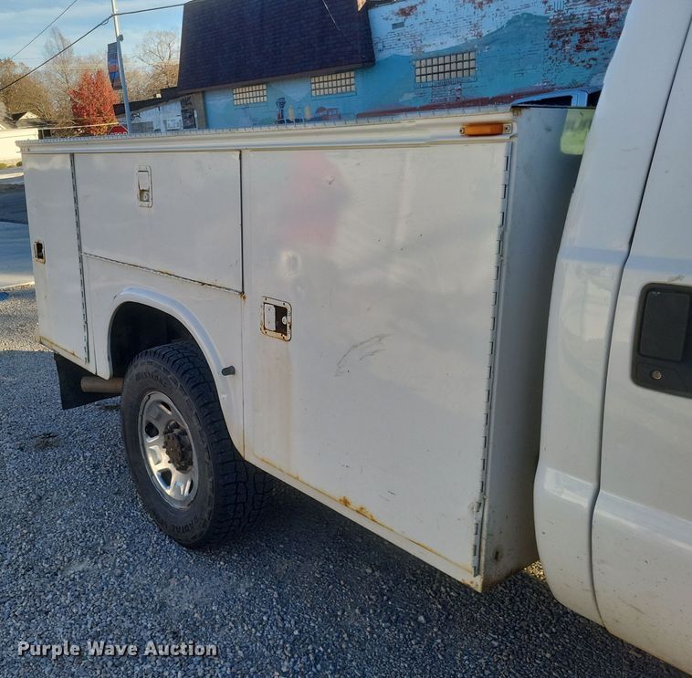 image for item MI9841 2005 Ford F350 Super Duty XL  utility bed pickup truck