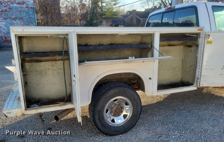 image for item MI9841 2005 Ford F350 Super Duty XL  utility bed pickup truck