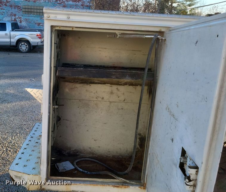 image for item MI9841 2005 Ford F350 Super Duty XL  utility bed pickup truck