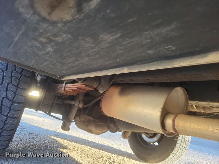 image for item MI9841 2005 Ford F350 Super Duty XL  utility bed pickup truck