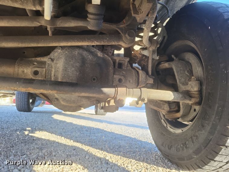 image for item MI9841 2005 Ford F350 Super Duty XL  utility bed pickup truck