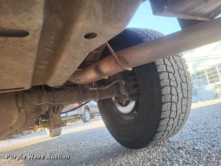 image for item MI9841 2005 Ford F350 Super Duty XL  utility bed pickup truck