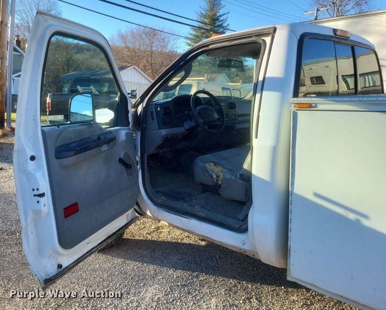 image for item MI9841 2005 Ford F350 Super Duty XL  utility bed pickup truck