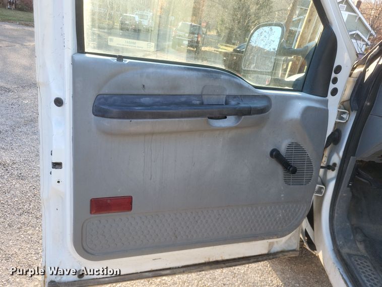 image for item MI9841 2005 Ford F350 Super Duty XL  utility bed pickup truck