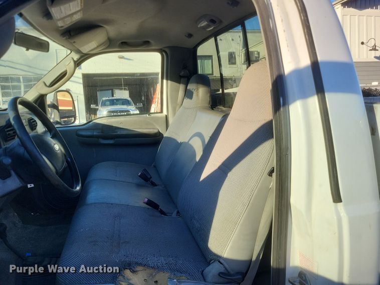 image for item MI9841 2005 Ford F350 Super Duty XL  utility bed pickup truck