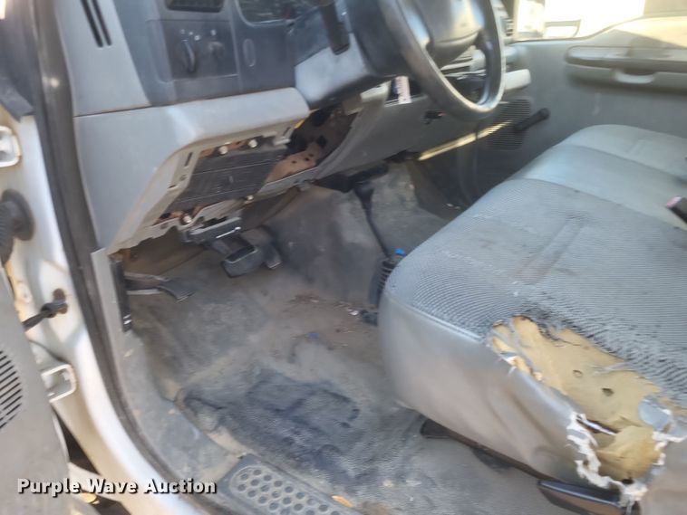 image for item MI9841 2005 Ford F350 Super Duty XL  utility bed pickup truck