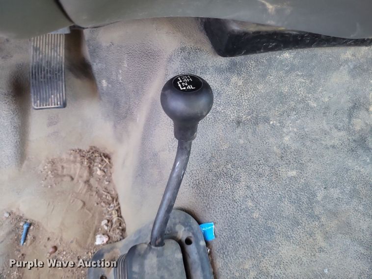 image for item MI9841 2005 Ford F350 Super Duty XL  utility bed pickup truck