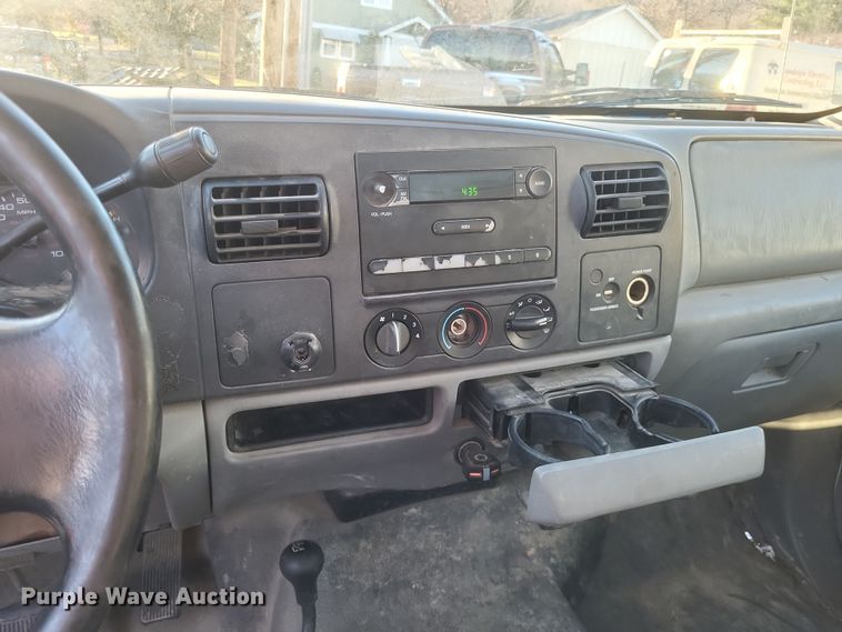 image for item MI9841 2005 Ford F350 Super Duty XL  utility bed pickup truck