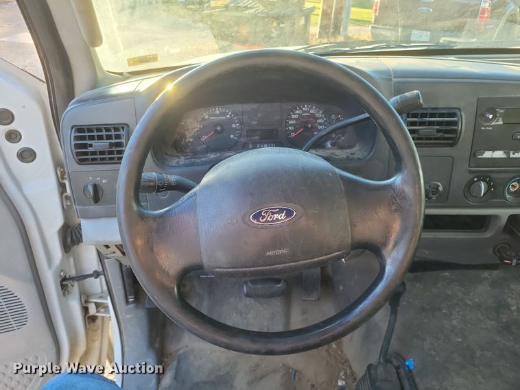 image for item MI9841 2005 Ford F350 Super Duty XL  utility bed pickup truck