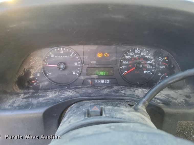 image for item MI9841 2005 Ford F350 Super Duty XL  utility bed pickup truck