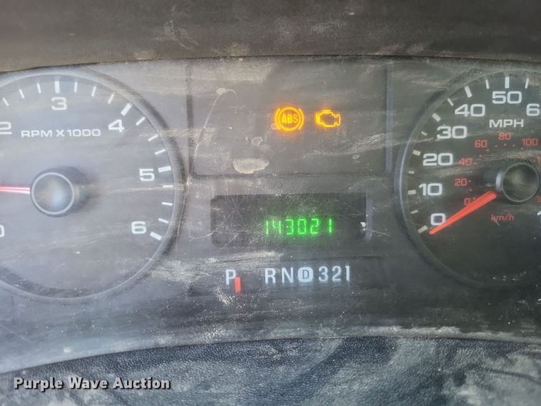 image for item MI9841 2005 Ford F350 Super Duty XL  utility bed pickup truck