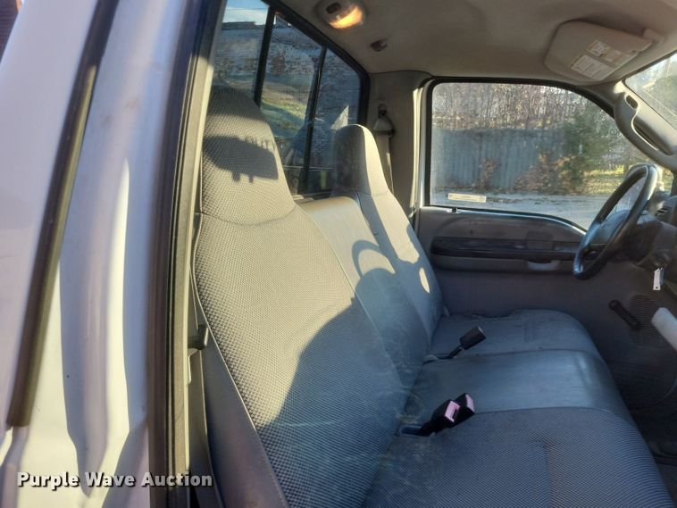 image for item MI9841 2005 Ford F350 Super Duty XL  utility bed pickup truck