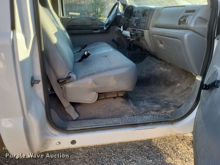 image for item MI9841 2005 Ford F350 Super Duty XL  utility bed pickup truck