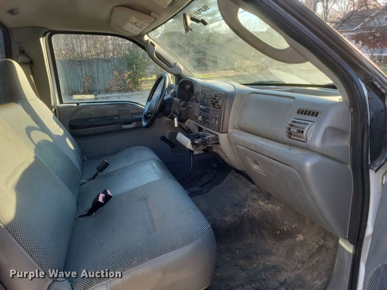 image for item MI9841 2005 Ford F350 Super Duty XL  utility bed pickup truck