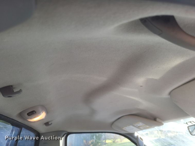 image for item MI9841 2005 Ford F350 Super Duty XL  utility bed pickup truck