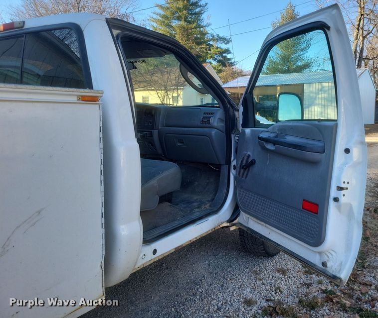 image for item MI9841 2005 Ford F350 Super Duty XL  utility bed pickup truck