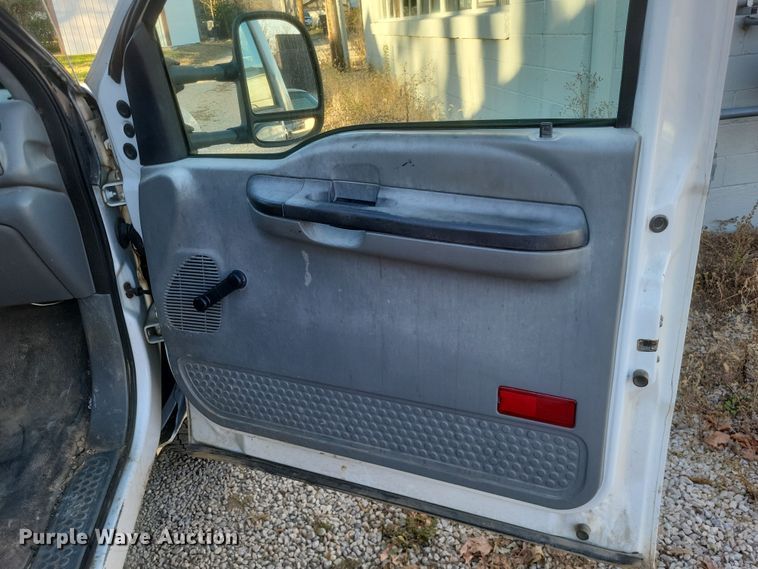 image for item MI9841 2005 Ford F350 Super Duty XL  utility bed pickup truck