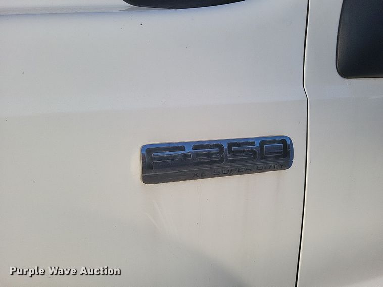 image for item MI9841 2005 Ford F350 Super Duty XL  utility bed pickup truck