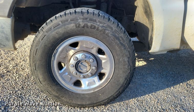 image for item MI9841 2005 Ford F350 Super Duty XL  utility bed pickup truck