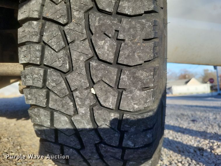 image for item MI9841 2005 Ford F350 Super Duty XL  utility bed pickup truck