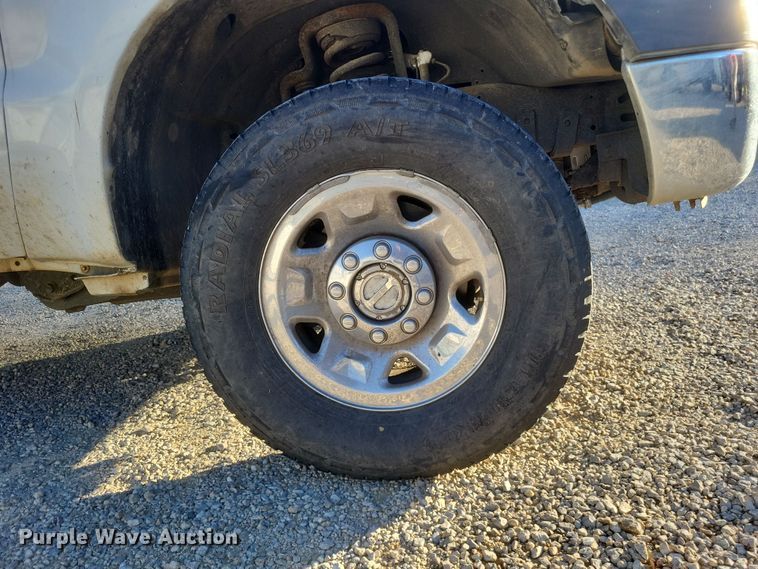 image for item MI9841 2005 Ford F350 Super Duty XL  utility bed pickup truck