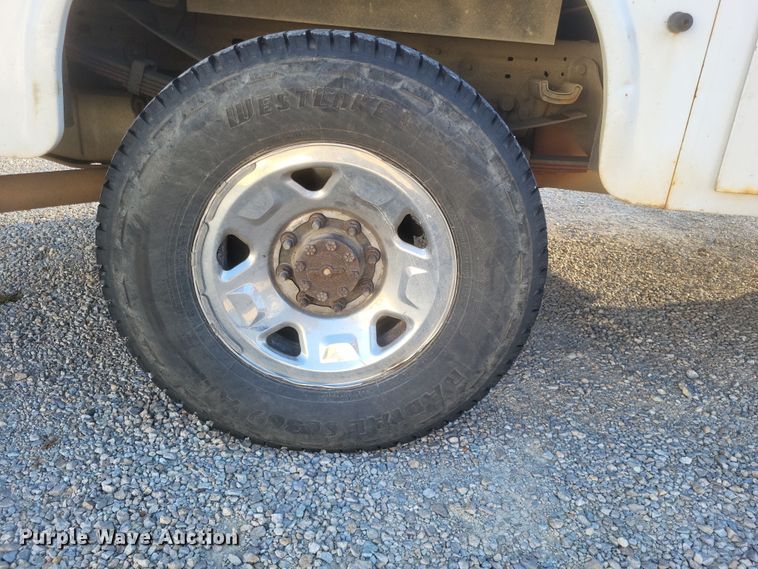 image for item MI9841 2005 Ford F350 Super Duty XL  utility bed pickup truck