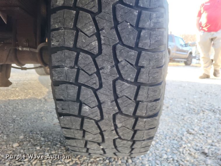 image for item MI9841 2005 Ford F350 Super Duty XL  utility bed pickup truck