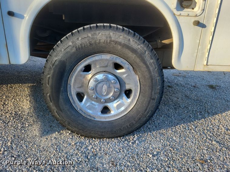 image for item MI9841 2005 Ford F350 Super Duty XL  utility bed pickup truck