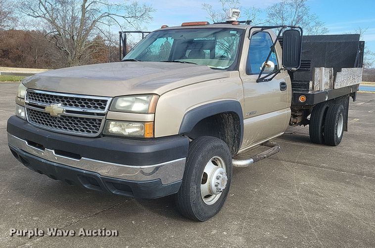 image for item MI9844 2005 Chevrolet Silverado 3500  flatbed pickup truck