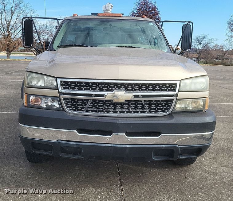 image for item MI9844 2005 Chevrolet Silverado 3500  flatbed pickup truck