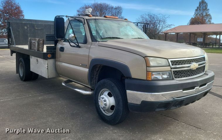 image for item MI9844 2005 Chevrolet Silverado 3500  flatbed pickup truck