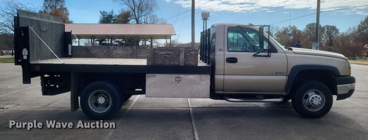 image for item MI9844 2005 Chevrolet Silverado 3500  flatbed pickup truck