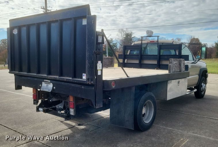 image for item MI9844 2005 Chevrolet Silverado 3500  flatbed pickup truck