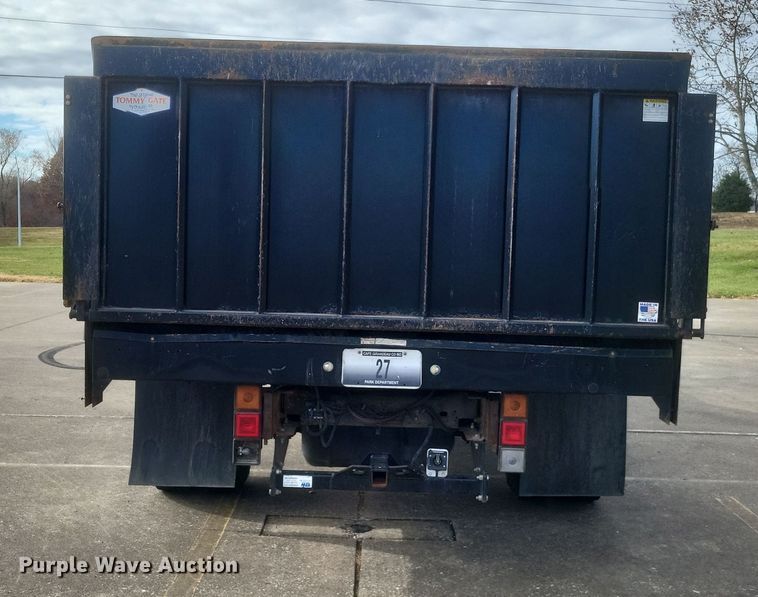 image for item MI9844 2005 Chevrolet Silverado 3500  flatbed pickup truck