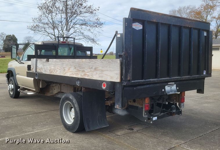 image for item MI9844 2005 Chevrolet Silverado 3500  flatbed pickup truck